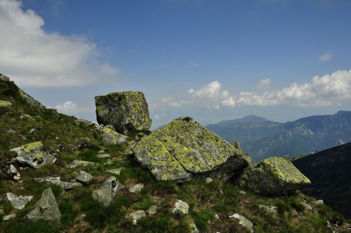 Kámen, nebe a dálavy.